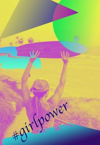 #grilpower, Nuori nainen kuvattuna takaapäin. Nainsen kädet ovat ylhäällä pään päällä ja hän pitelee käsissään skateboard-lautaa. Nainen katsoo rannalle.